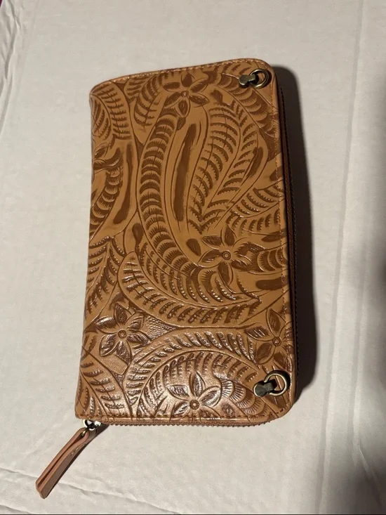 Embossed Tan Faux Leather Wallet Purse Wristlet NWOT Unbranded - Picture 2 of 5